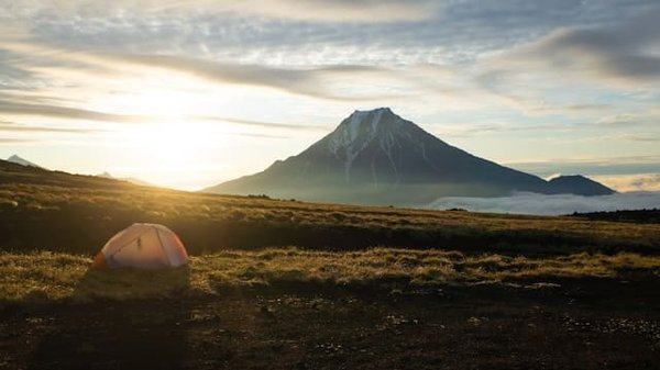 Quelles sont les mesures de sécurité à prendre pour un camping en zone volcanique active?