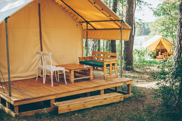 Où trouver des expériences de glamping au cœur des parcs nationaux canadiens ?